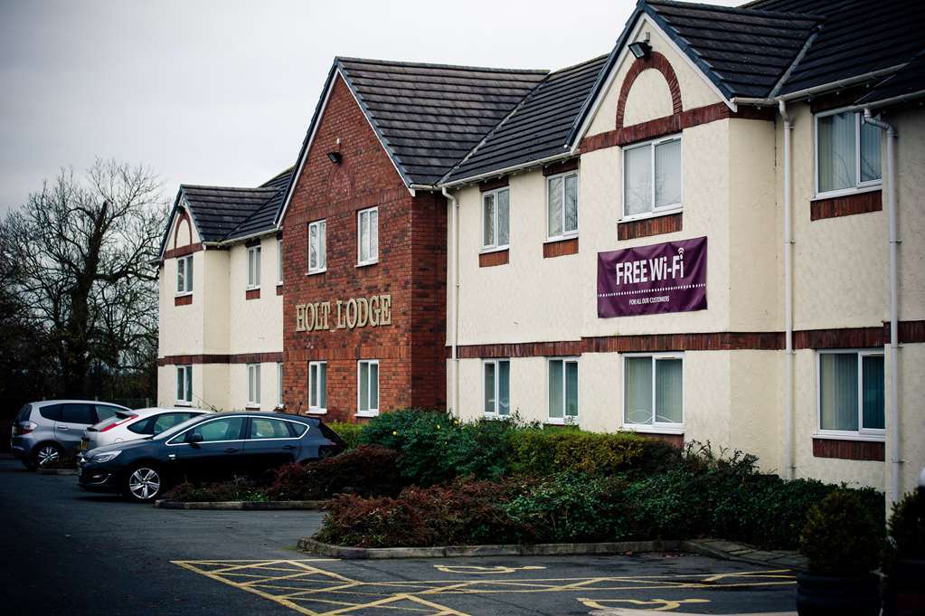 Hotel Wrexham Exterior photo