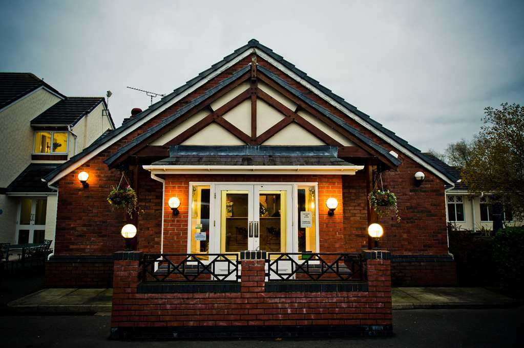 Hotel Wrexham Exterior photo